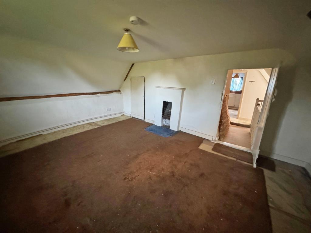 Lot: 86 - DETACHED PERIOD HOUSE FOR IMPROVEMENT ON QUARTER ACRE PLOT - Bedroom 1